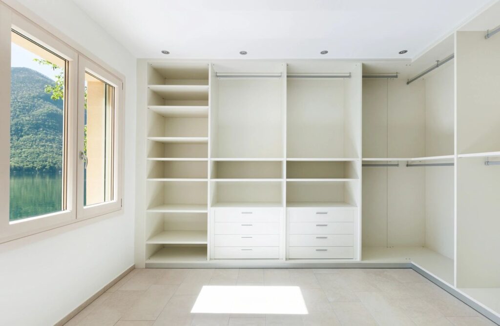 qtq80-YjX4hS an empty white walk in closet